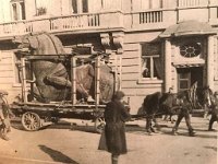 Prijevoz skulpture Indijanca, hrv. kipara Ivana Meštrovića, zagrebackim ulicama na putu za Chicago 1928. godine  Prijevoz skulpture Indijanca, hrv. kipara Ivana Meštrovića, zagrebackim ulicama na putu za Chicago 1928. godine